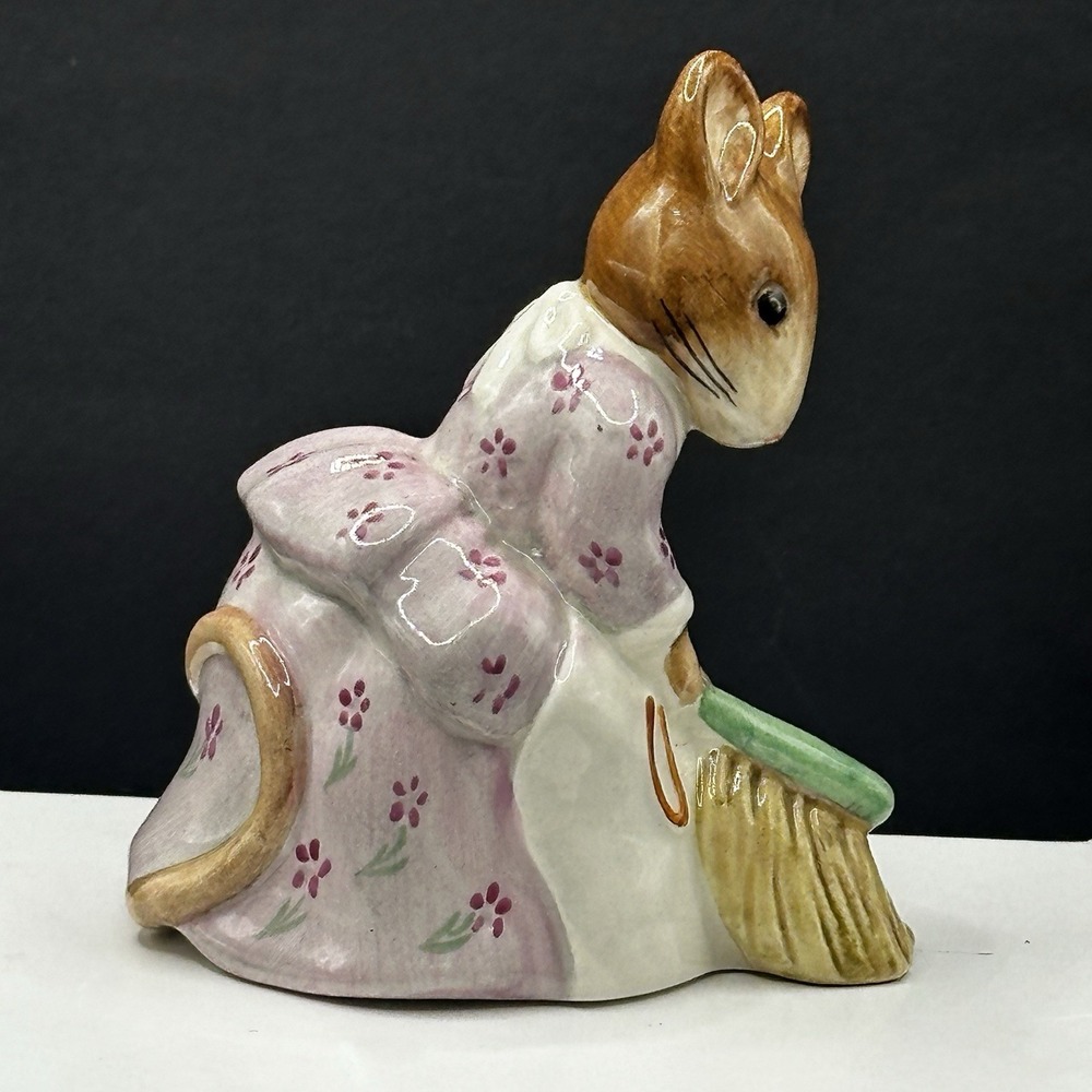 Royal Albert Hunca Munca‎ Sweeping Figurine BP-6a England Beatrix Potter 1989